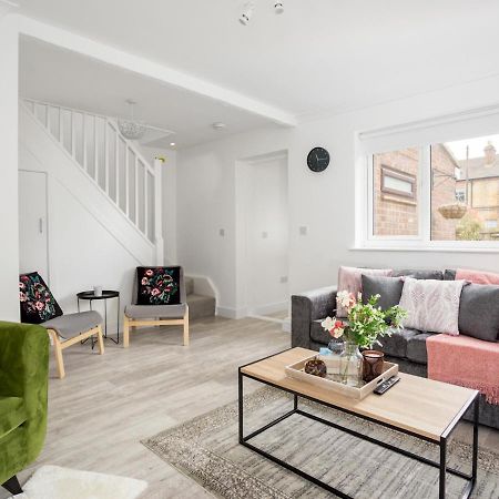 Pass The Keys Spacious And Very Modern Family Home, Central Windsor Bagian luar foto