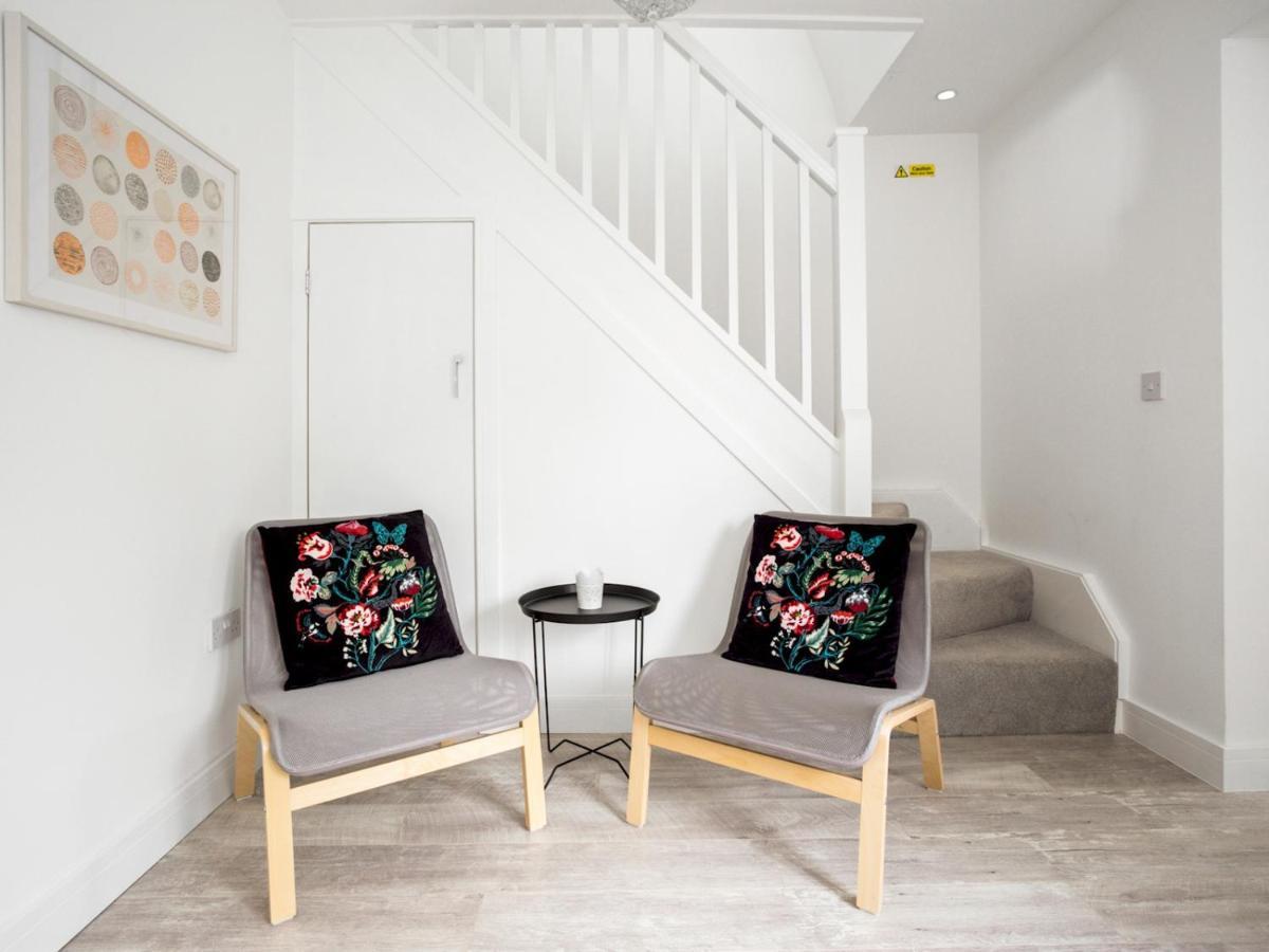 Pass The Keys Spacious And Very Modern Family Home, Central Windsor Bagian luar foto