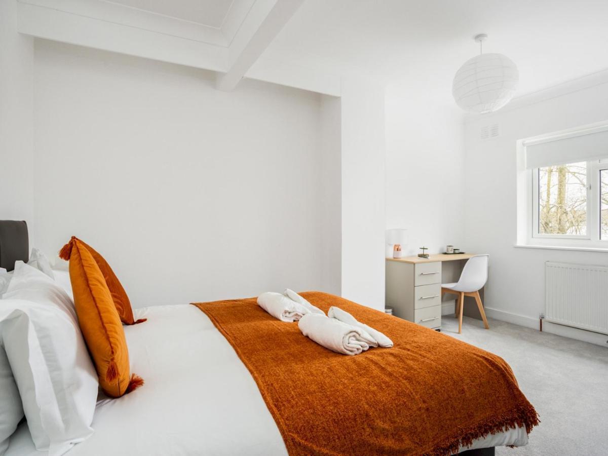 Pass The Keys Spacious And Very Modern Family Home, Central Windsor Bagian luar foto
