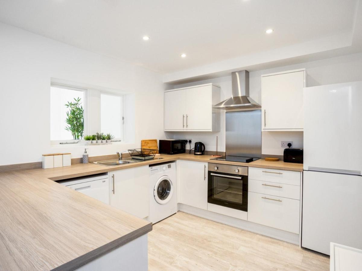 Pass The Keys Spacious And Very Modern Family Home, Central Windsor Bagian luar foto