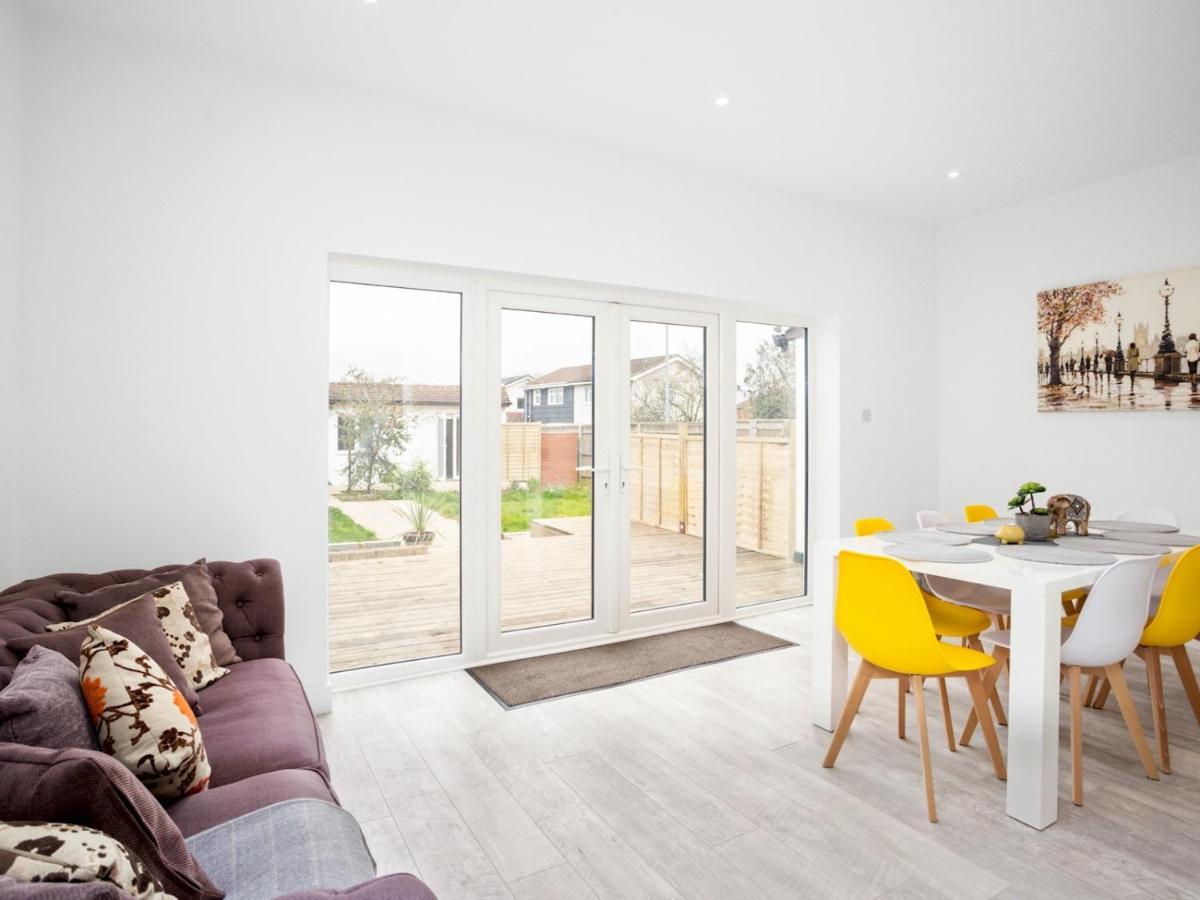 Pass The Keys Spacious And Very Modern Family Home, Central Windsor Bagian luar foto