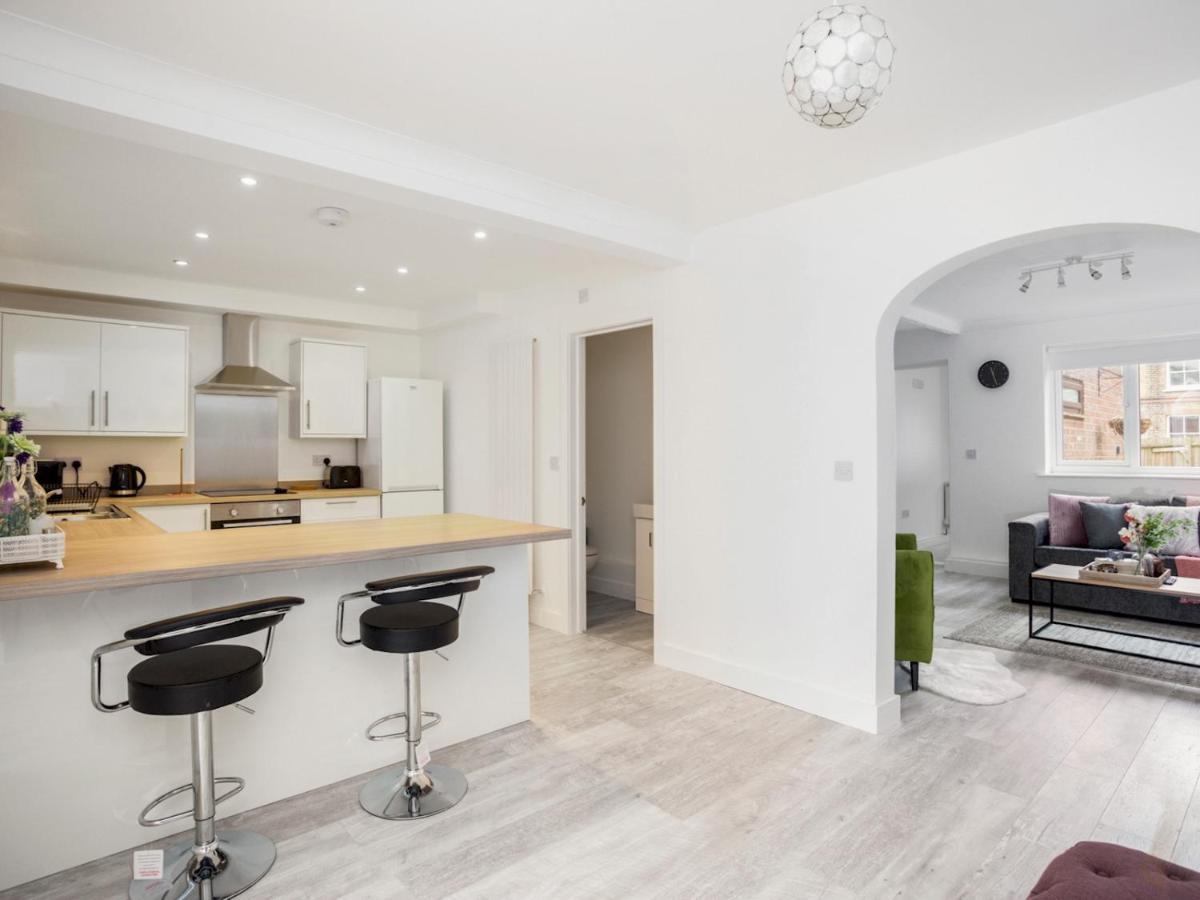 Pass The Keys Spacious And Very Modern Family Home, Central Windsor Bagian luar foto